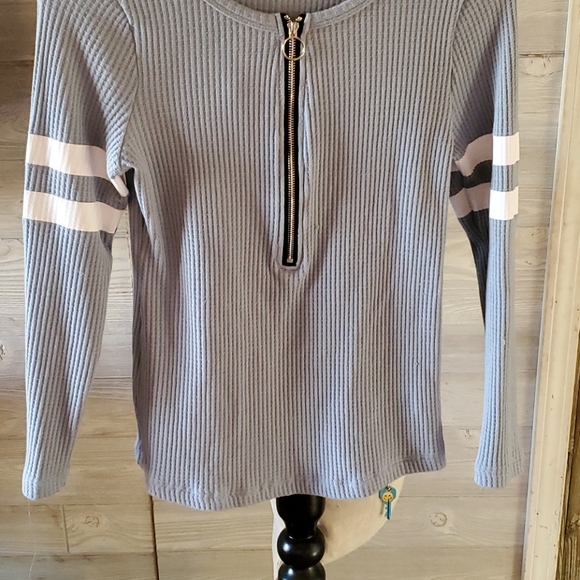 Top - Picture 2 of 2